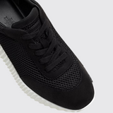 Bouncing Sneakers in Noir