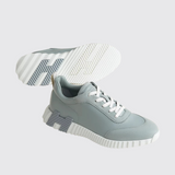 Bouncing Sneakers in Gris Nuage