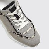 Bouncing Sneakers in Noir