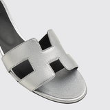 Oasis Sandals in Gris Argenté