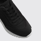 Bouncing Sneakers in Noir