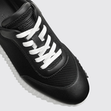 Bouncing Sneakers in Noir