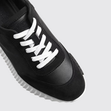 Bouncing Sneakers in Noir